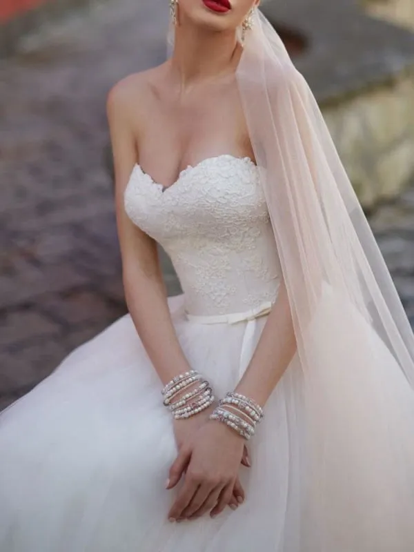 Wedding Dress Sweetheart Neck Sleeveless Floor Length Lace Bridal Gowns With Train